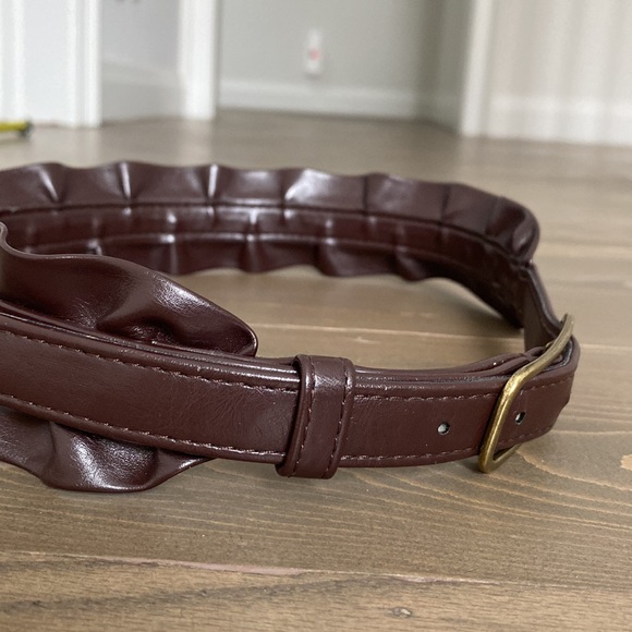 Burgundy ruffle faux leather belt. Size small - Picture 4 of 5
